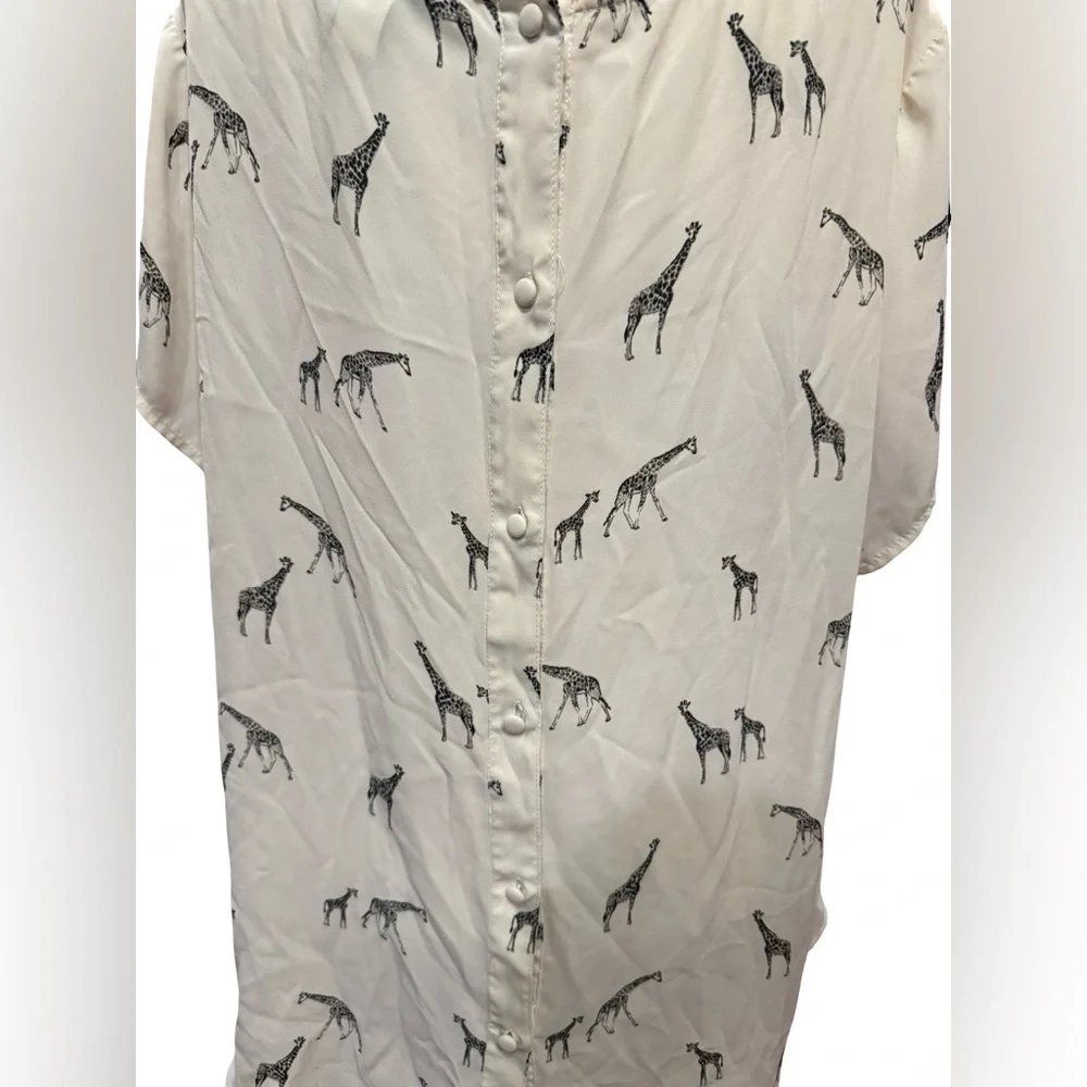 Torrid White Giraffe Print Blouse 2X Safari Animal Print Pocket Semi Sheer Top - Picture 6 of 10